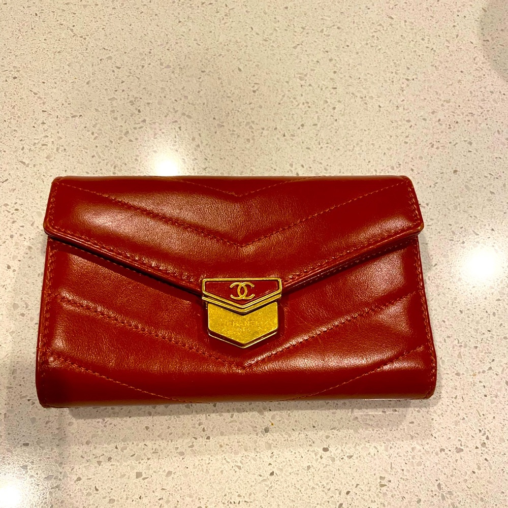 Limited edition CHANEL WALLET authenticity guaranteed. Medium size, Red color